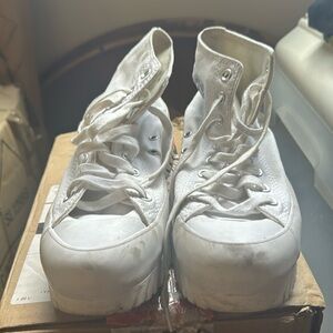 White converse Good condition just need to be cleaned , worn 4 times